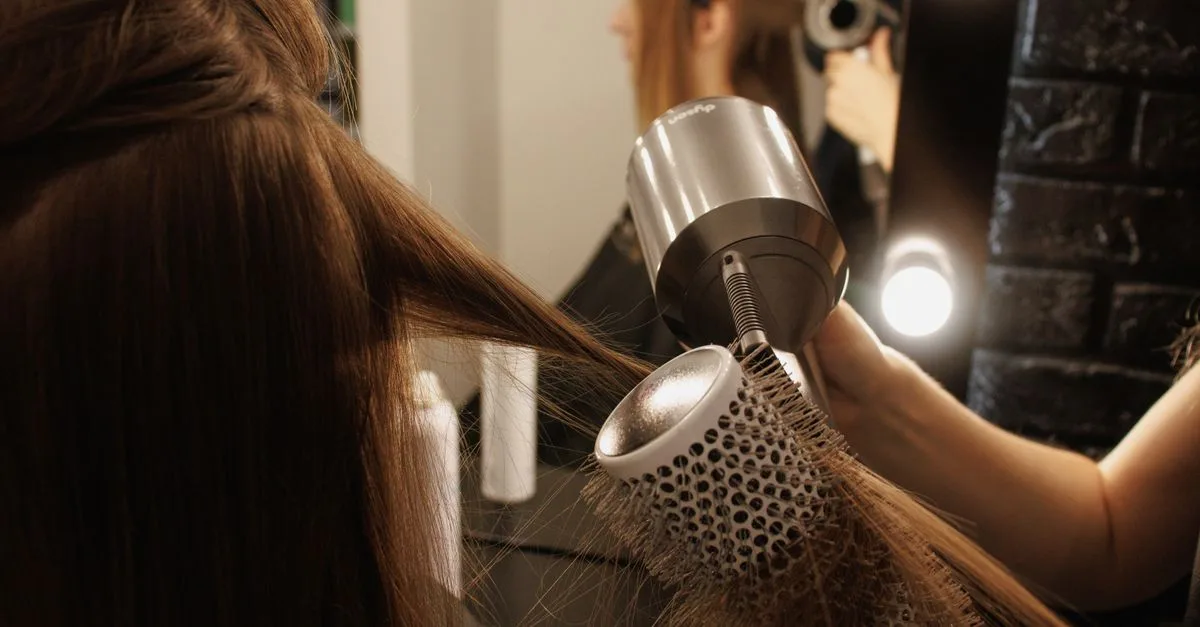 découvrez nos conseils et produits essentiels pour des soins capillaires efficaces et adaptés à tous les types de cheveux.